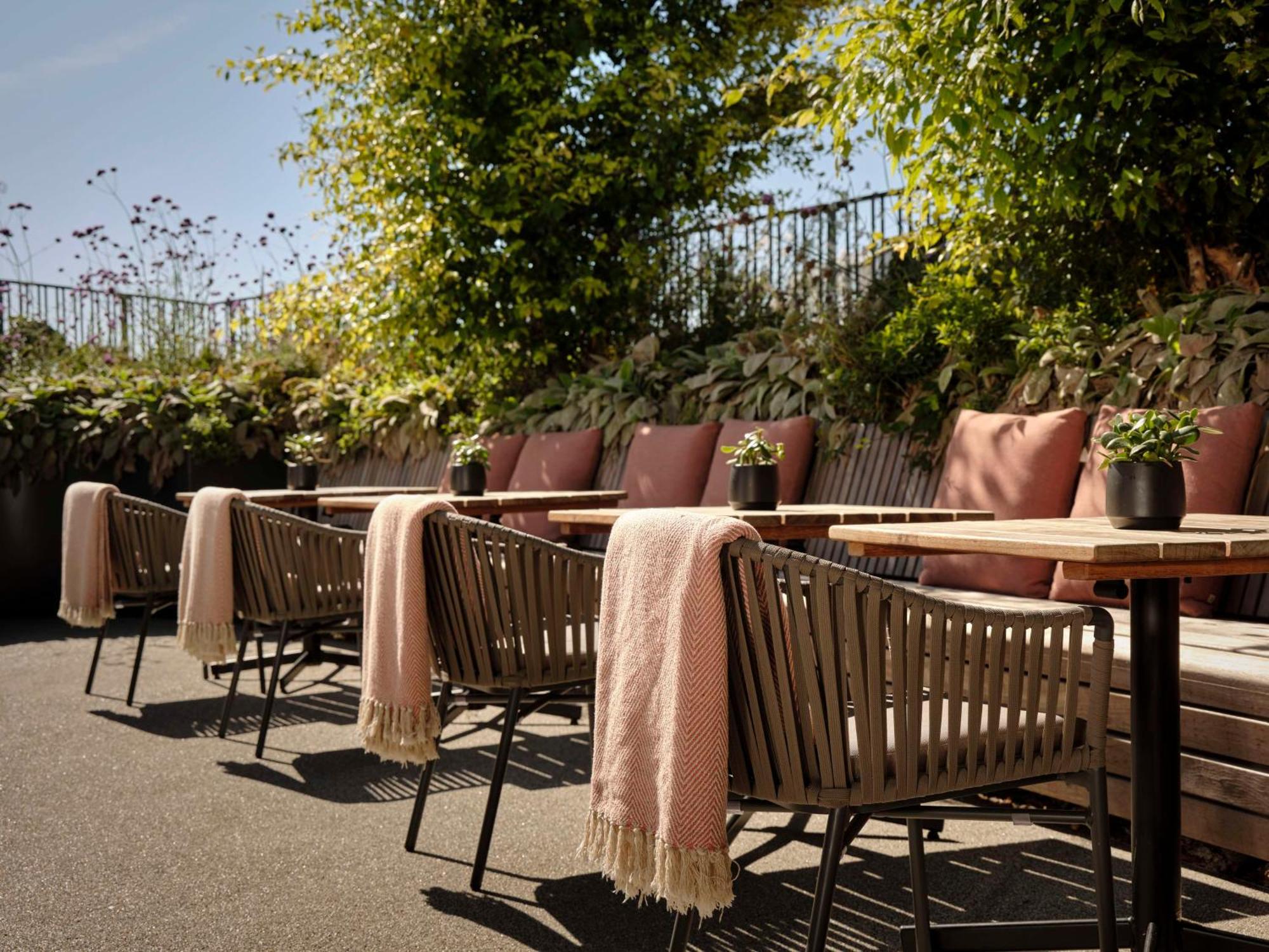 Art'Otel London Battersea Power Station, Powered By Radisson Hotels Екстер'єр фото The rooftop terrace