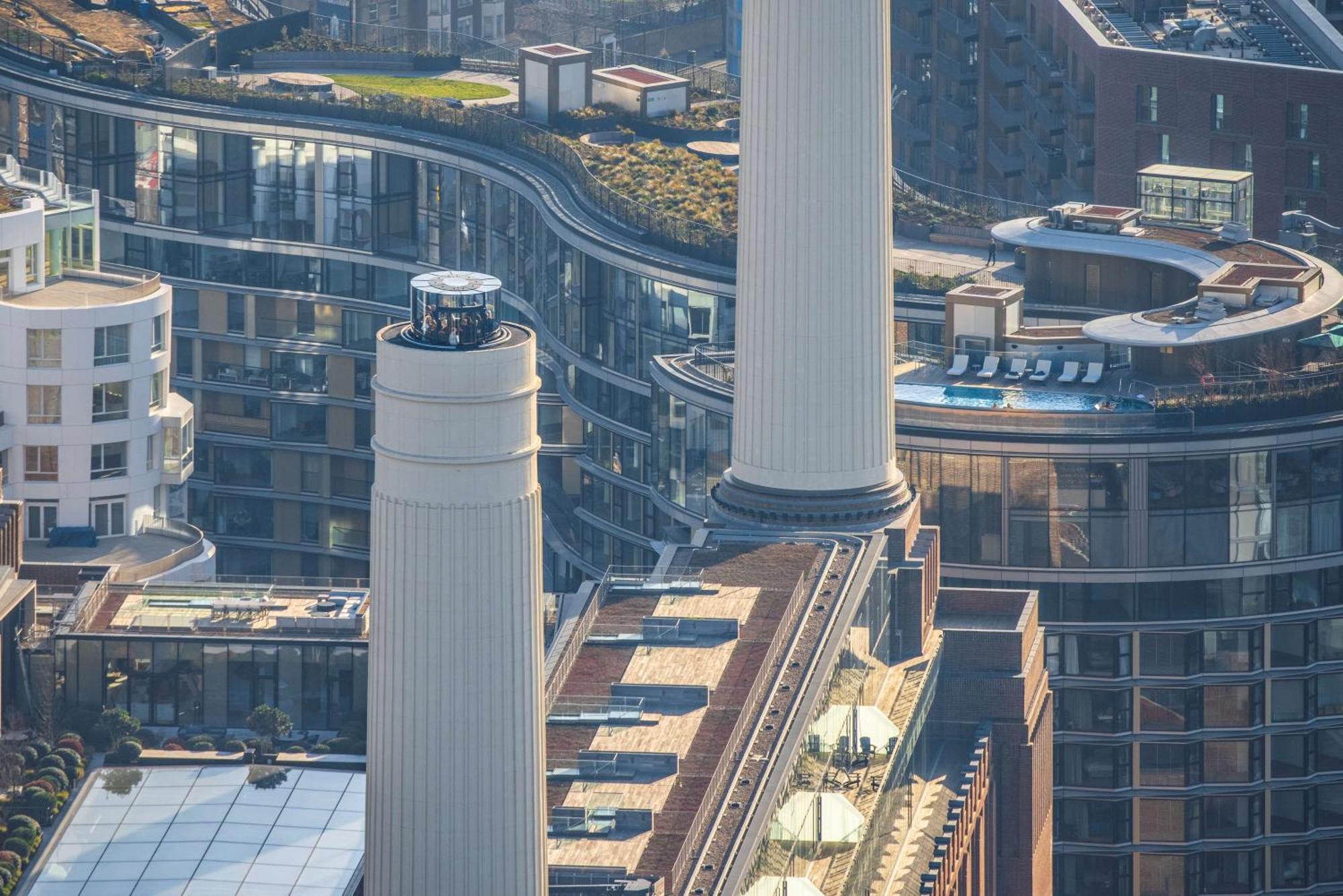 Art'Otel London Battersea Power Station, Powered By Radisson Hotels Екстер'єр фото The 100m high chimney of the power plant