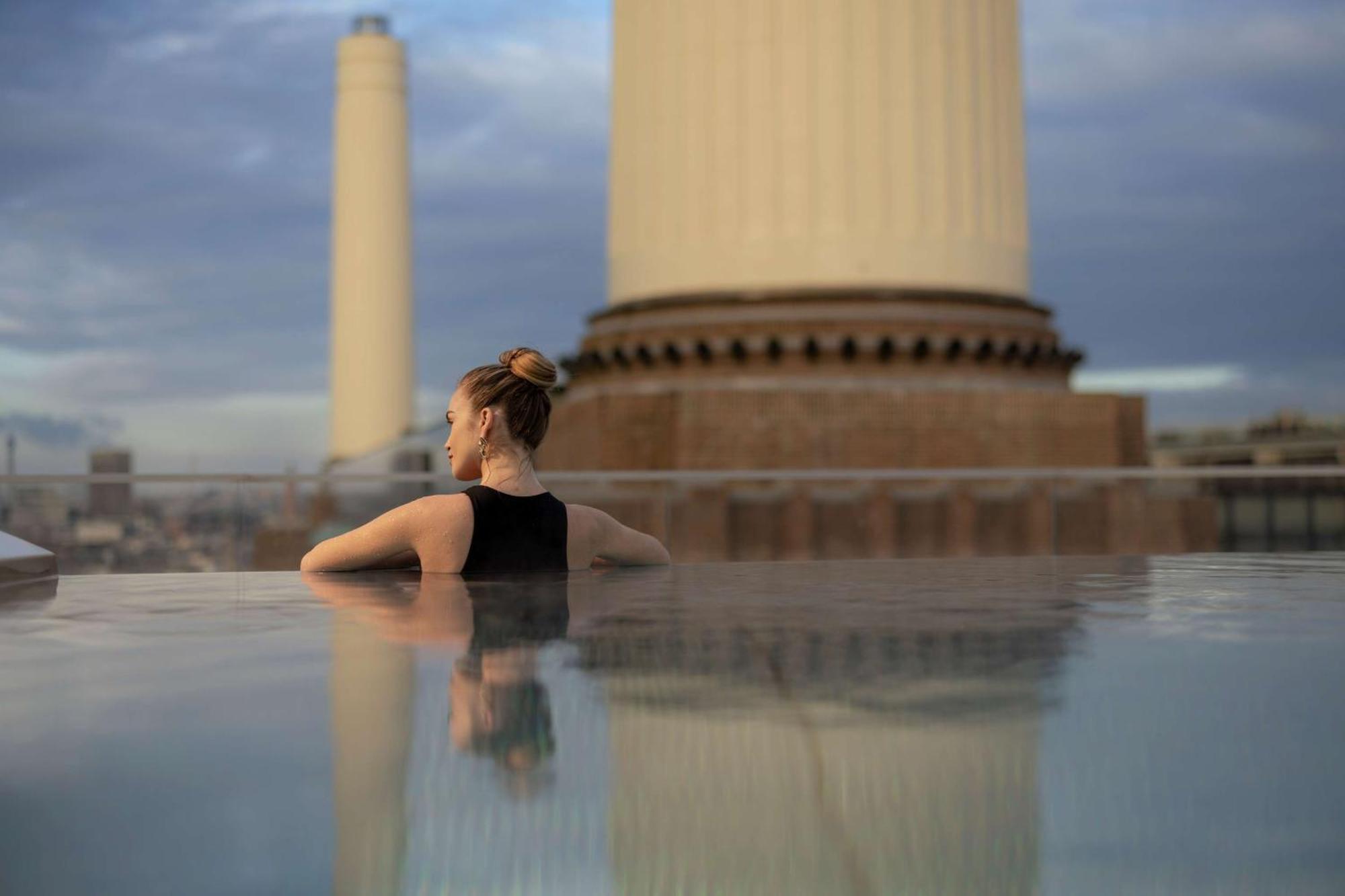 Art'Otel London Battersea Power Station, Powered By Radisson Hotels Екстер'єр фото The Sky Pool
