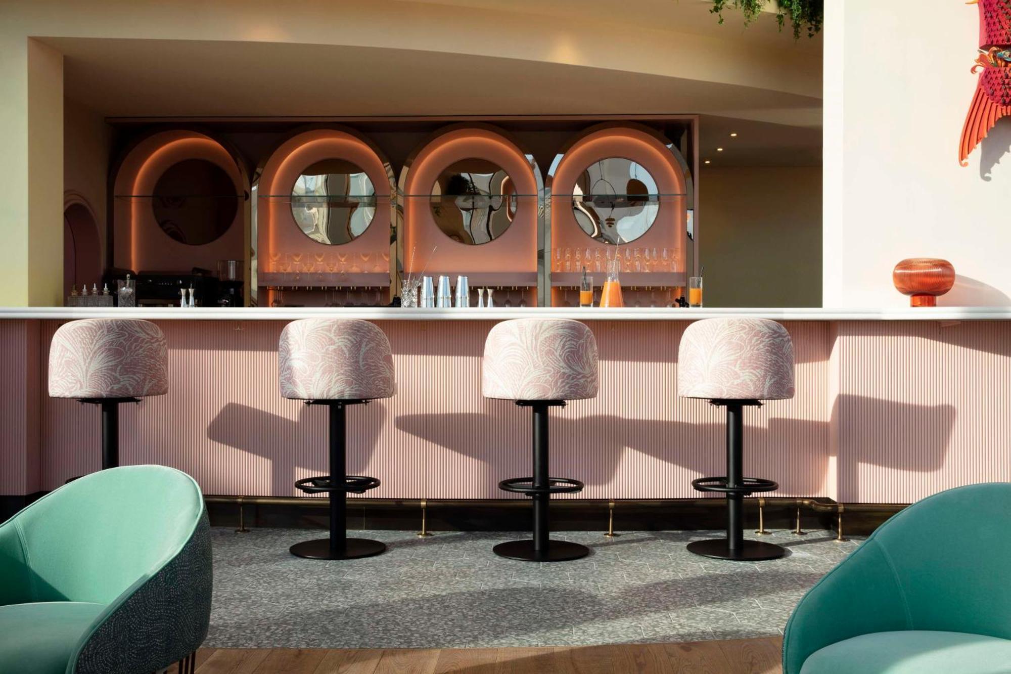 Art'Otel London Battersea Power Station, Powered By Radisson Hotels Екстер'єр фото The bar at the 1900