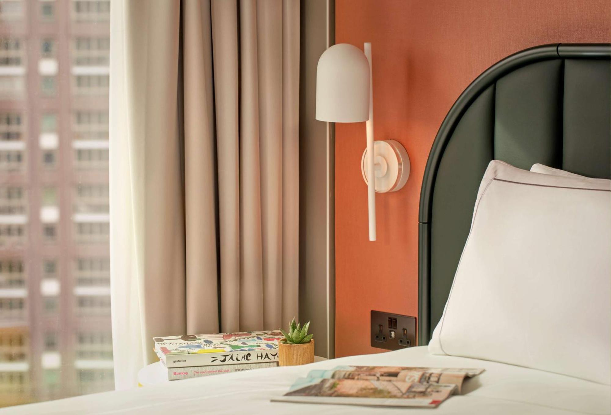 Art'Otel London Battersea Power Station, Powered By Radisson Hotels Екстер'єр фото A wall light