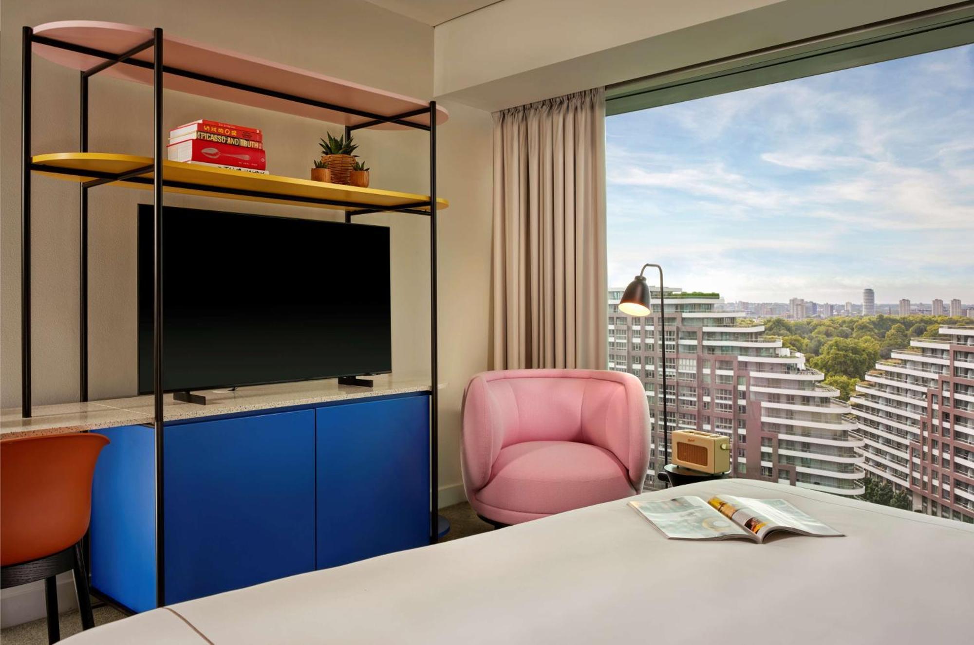 Art'Otel London Battersea Power Station, Powered By Radisson Hotels Екстер'єр фото A room at the Standard London