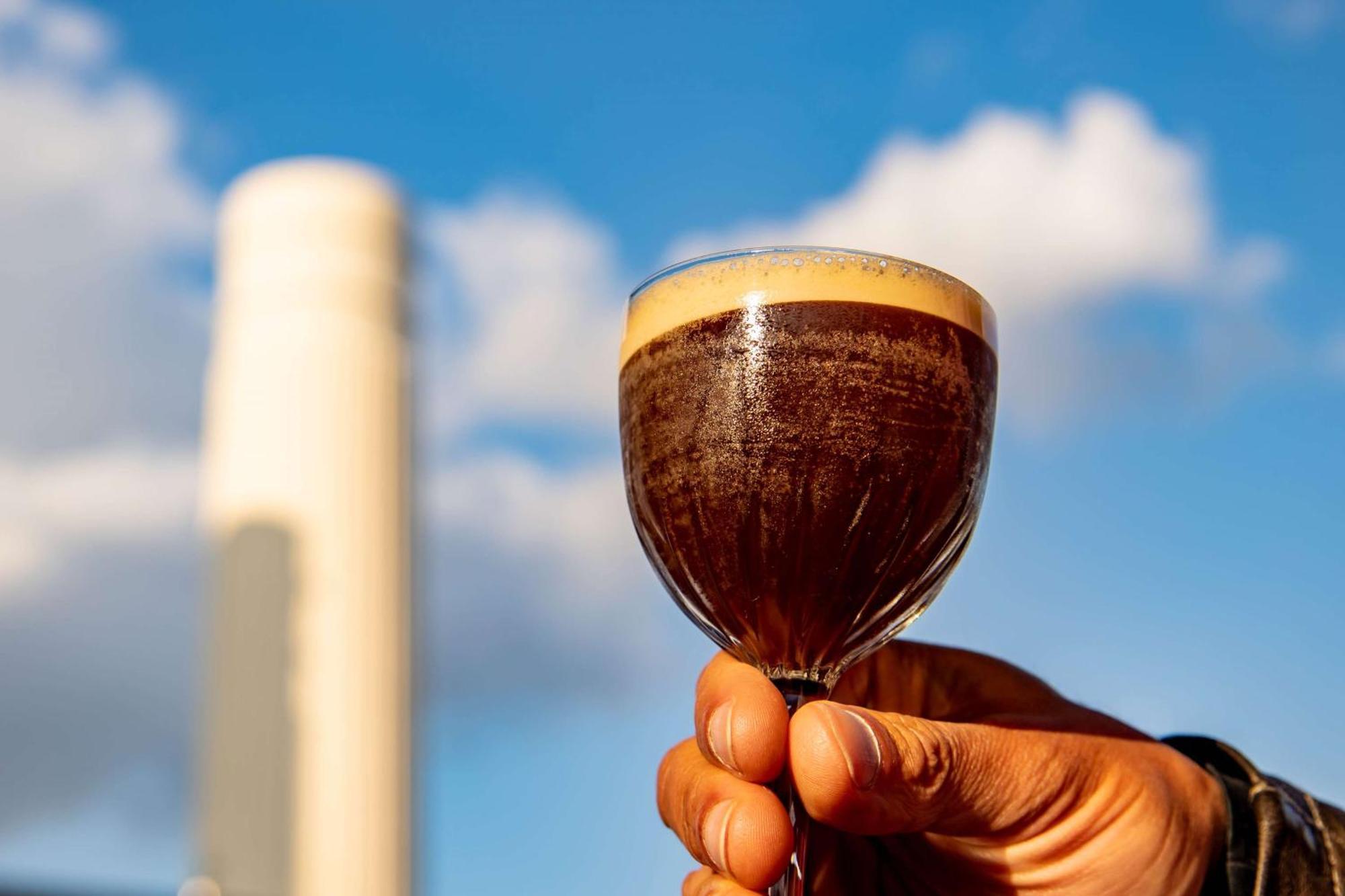 Art'Otel London Battersea Power Station, Powered By Radisson Hotels Екстер'єр фото A glass of dark beer