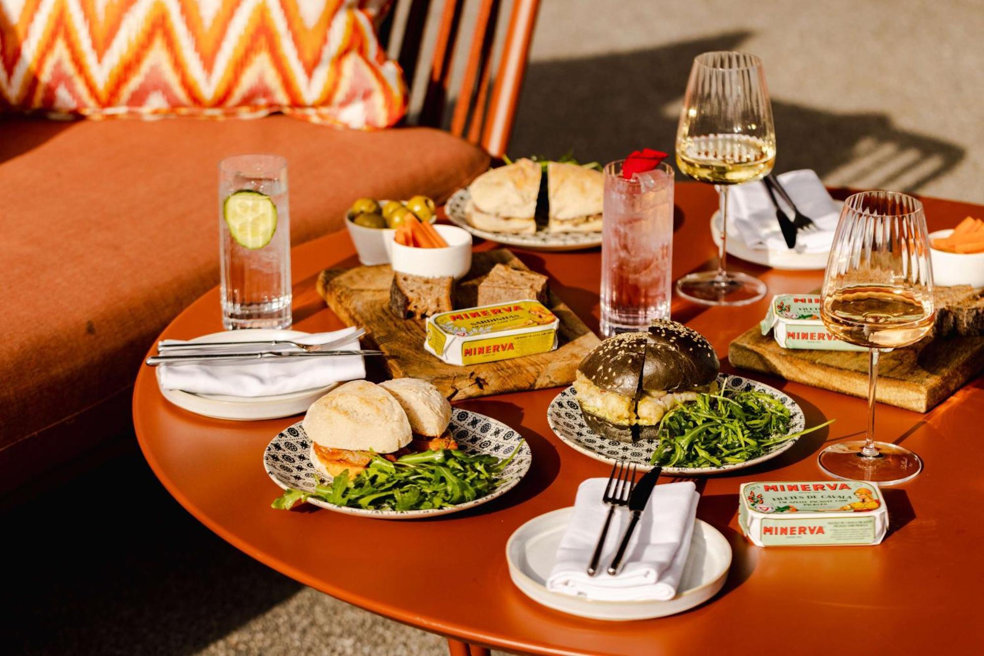 Art'Otel London Battersea Power Station, Powered By Radisson Hotels Екстер'єр фото Afternoon tea at the Standard London
