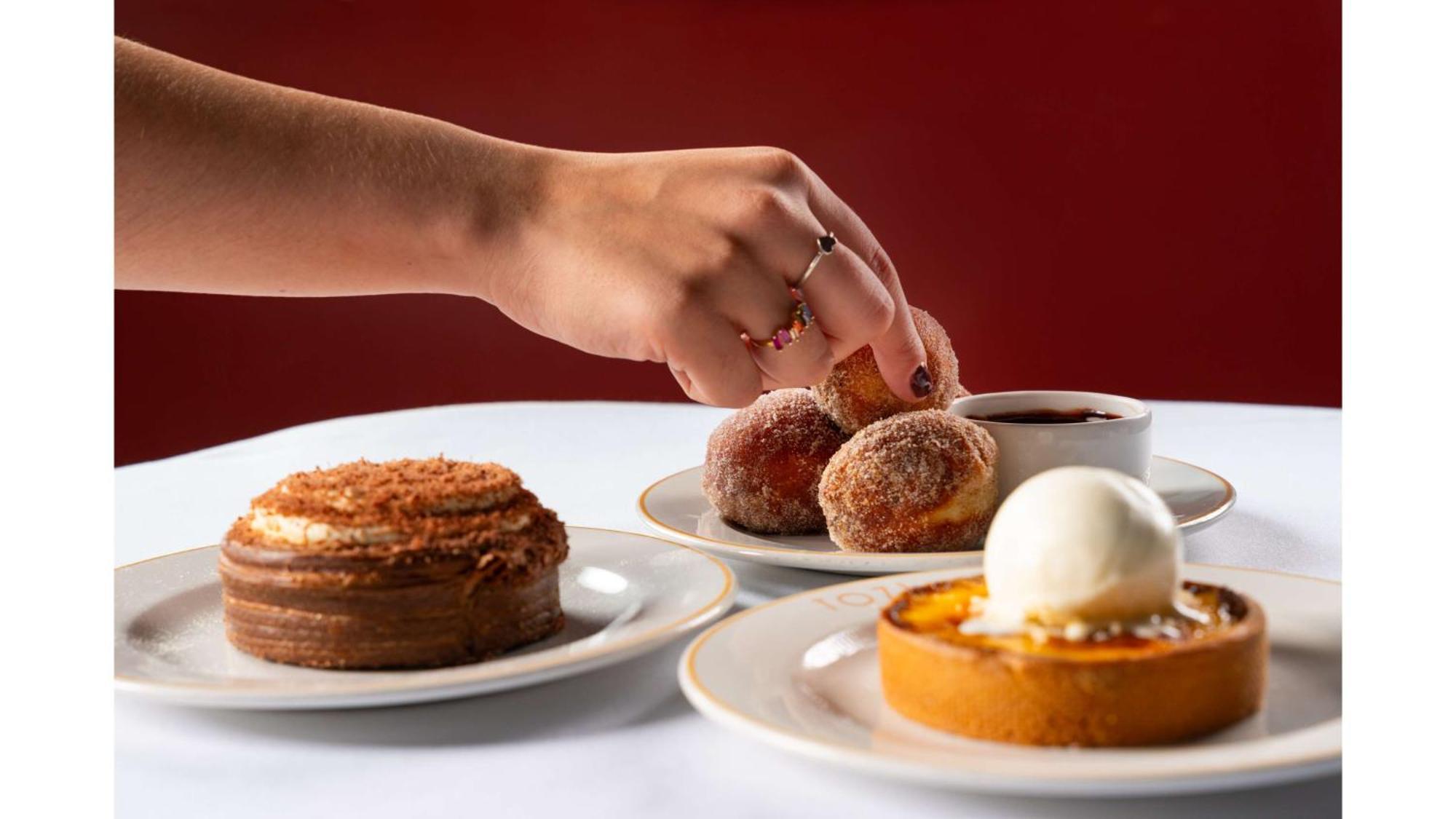 Art'Otel London Battersea Power Station, Powered By Radisson Hotels Екстер'єр фото A selection of desserts