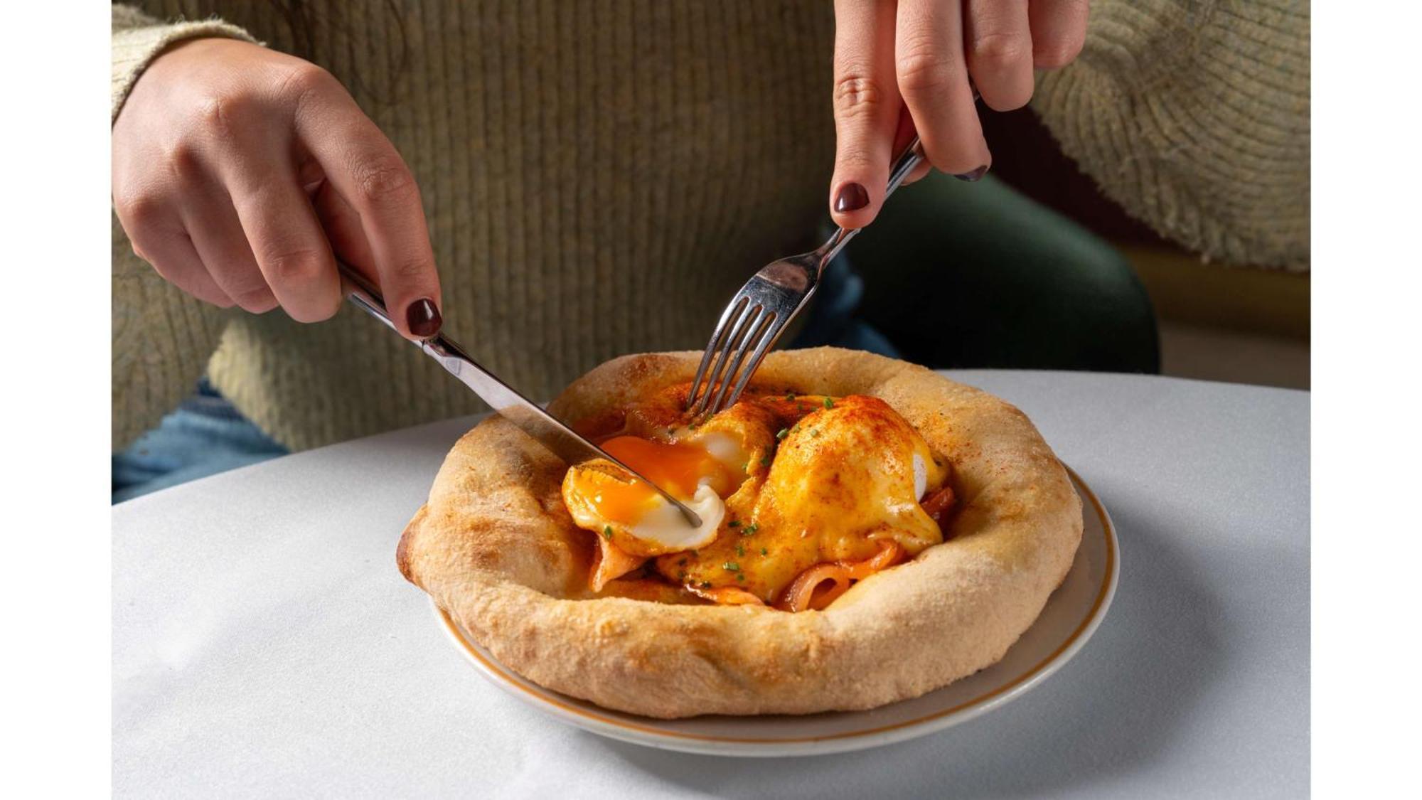 Art'Otel London Battersea Power Station, Powered By Radisson Hotels Екстер'єр фото A person cutting into a pizza
