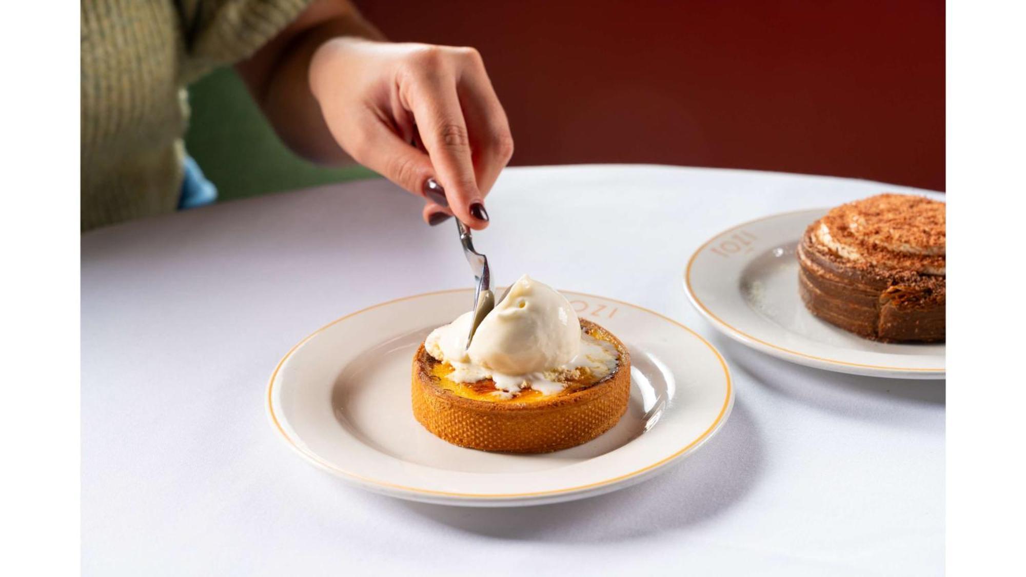 Art'Otel London Battersea Power Station, Powered By Radisson Hotels Екстер'єр фото A person cutting into a pumpkin pie
