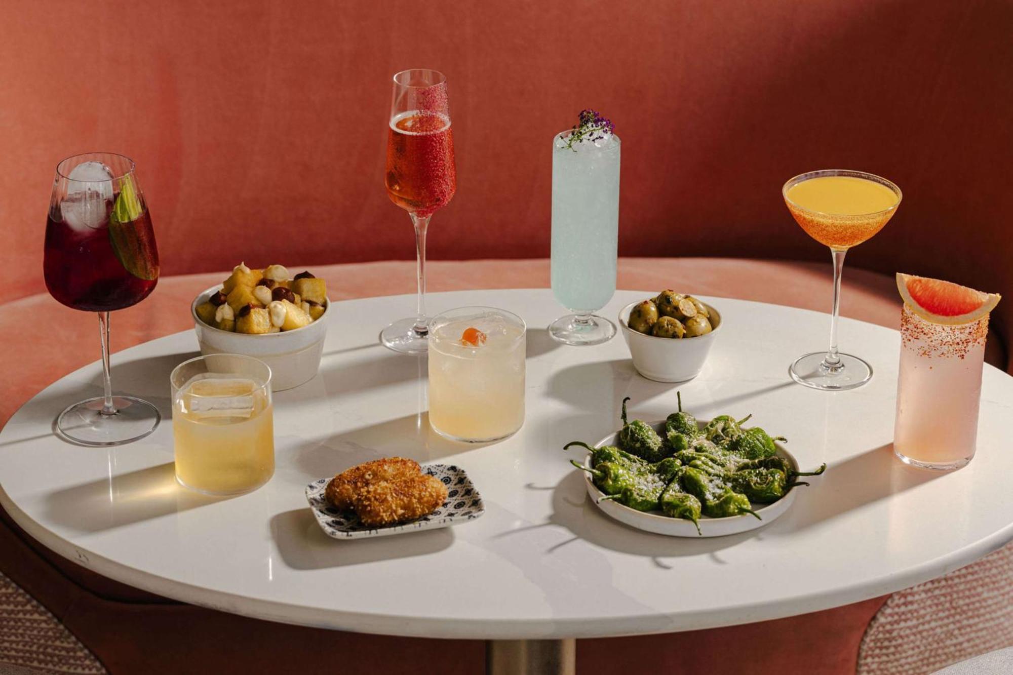 Art'Otel London Battersea Power Station, Powered By Radisson Hotels Екстер'єр фото Cocktails and tapas at the restaurant