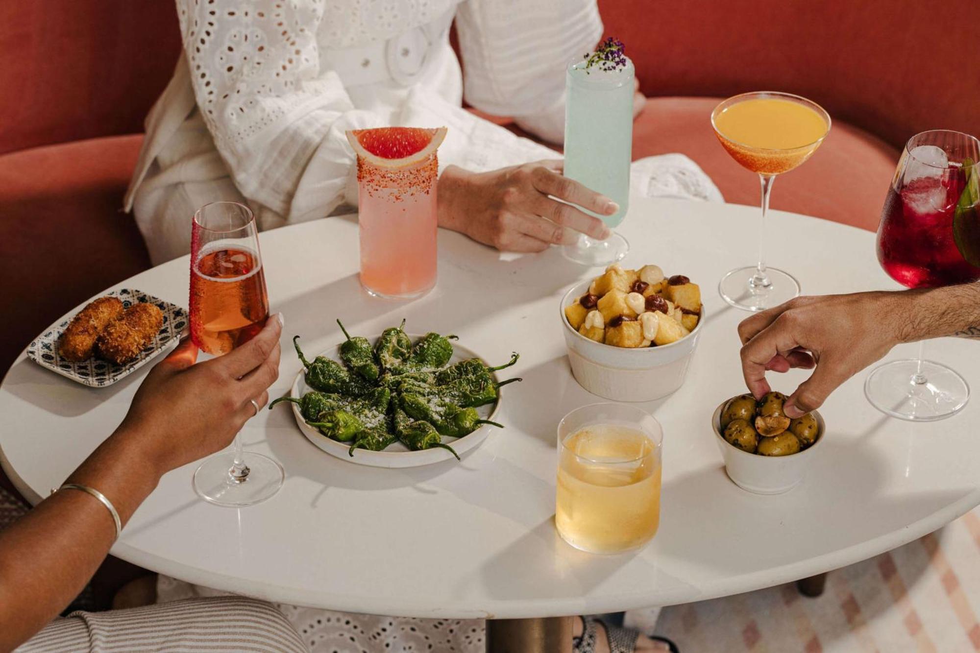 Art'Otel London Battersea Power Station, Powered By Radisson Hotels Екстер'єр фото A selection of tapas